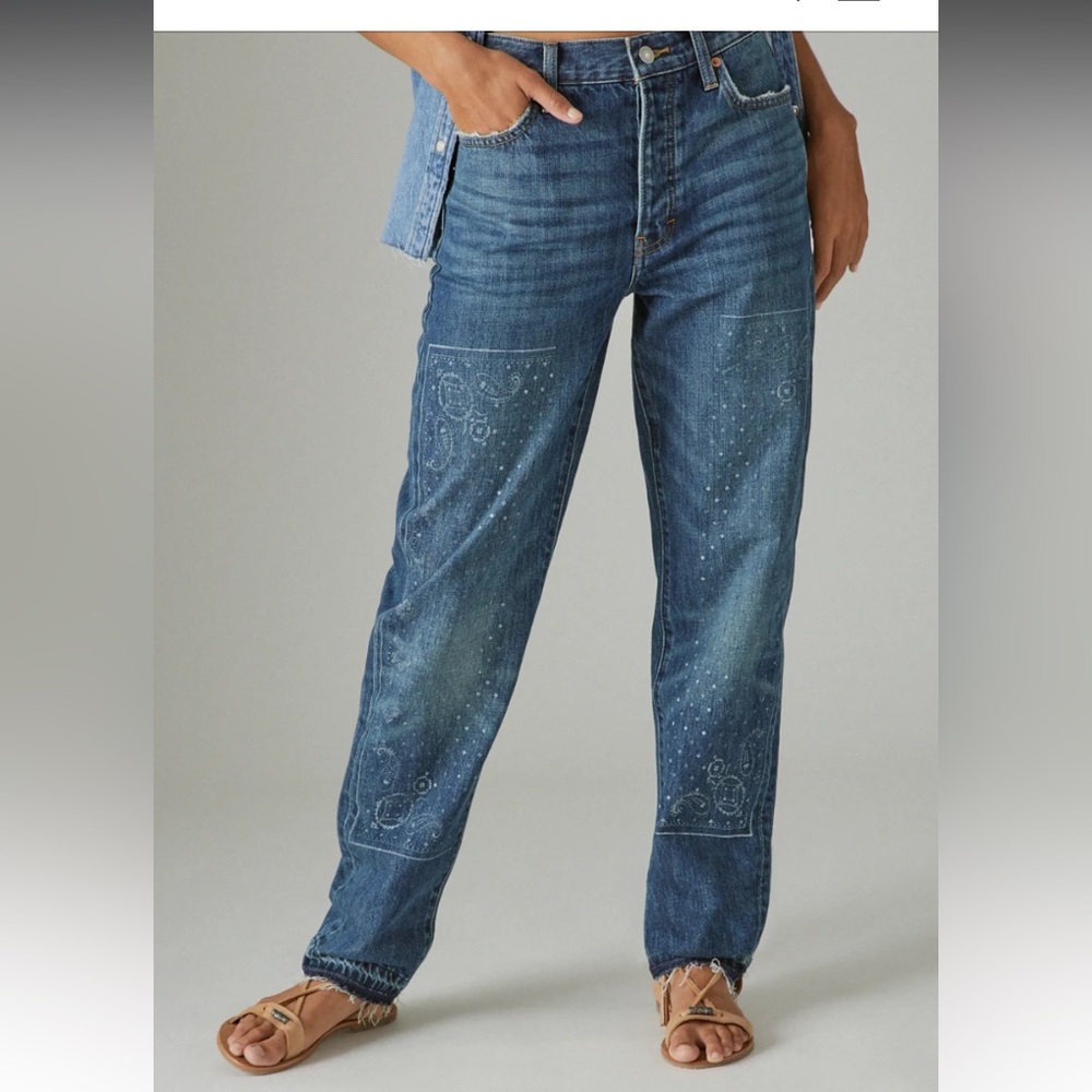 NWT lucky brand size 25 drew mom high rise taper jeans. Bandana print fronts